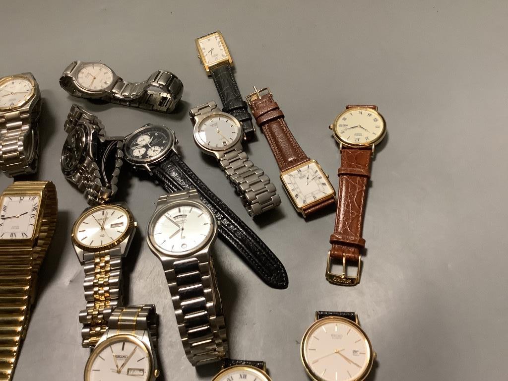 Twenty one assorted modern Seiko quartz wrist watches and a similar Avia watch.